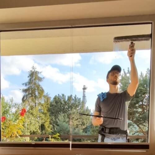 Szymon Owedyk właściciel firmy Czysty Strumień od mycia witryn, okien, kostki, dachów, elewacji i paneli PV